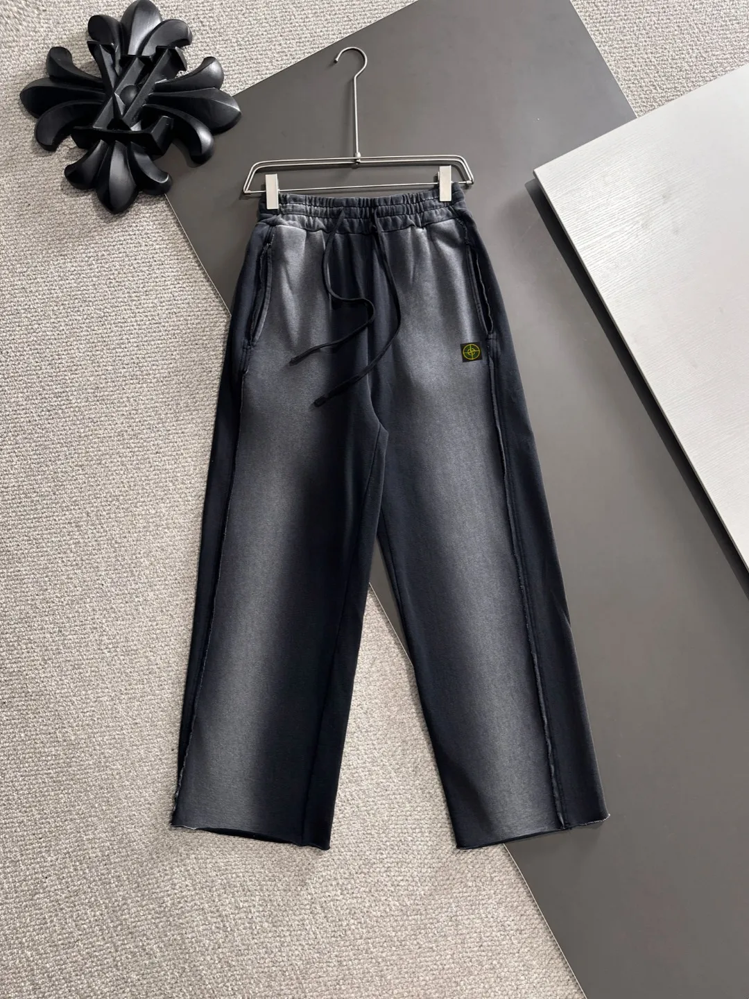 Next day shipment P360 Stone lsland/Stone Island Exclusively launches 25ss autumn and winter new high-quality trousers. Compare real-life details at will. Craftsmanship that ordinary small workshops cannot copy. Top-level ZP development. Unique imported fabric feel. Purely imported German machine production. Precision operation. Ten thousand needle density. A pair of trousers with rich details. You can see the development strength. A full set of new accessories are customized simultaneously. Simple yet elegant. Soft, delicate and comfortable. The upper body is versatile and fashionable. A perfect choice for autumn and winter. A must-have item. Loose fit. Please refer to the size chart when placing an order: S to XL (or state your height and weight when placing an order)